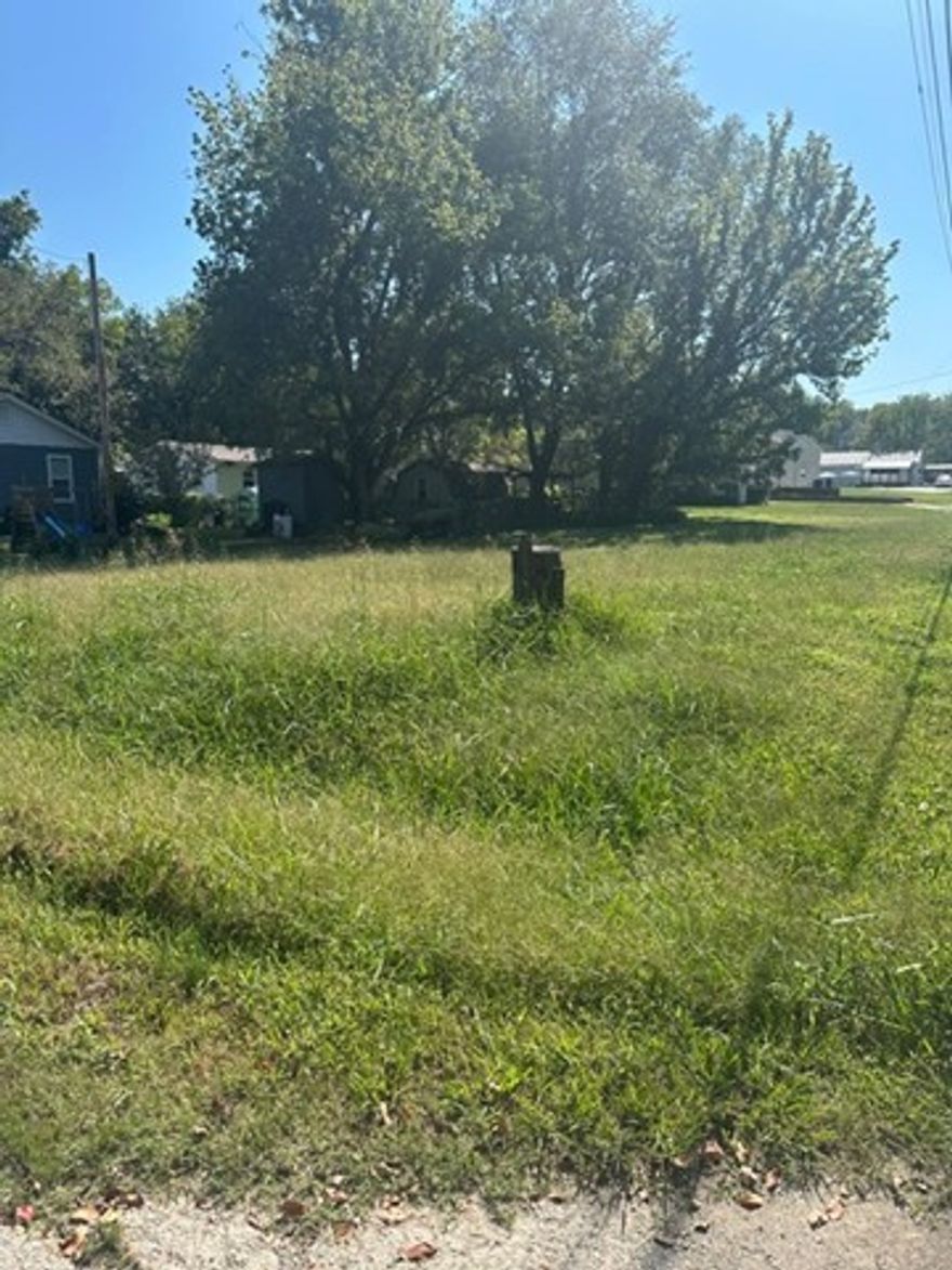Level building lot on the corner of Central and Hill close to downtown Siloam Springs.  See old survey in the attachments.  No mobile homes allowed.