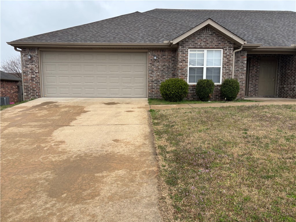 You will enjoy this well maintained 3 bedrooms 2 bathrooms duplex well-located on the border of Bentonville into Centerton. New appliances in the kitchen. Washer and dryer included. All bedrooms on one level. Large flat backyard for your entertainment. The Walmart Neighborhood market and Chipotle are within walking distance. Close to everything Bentonville has to offer.