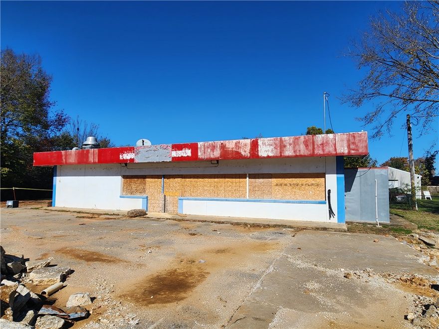 One acre of commercial land along high-traffic highway frontage! Gas tanks have been removed, and structure is ready to be renovated or removed for a fresh start. Don't miss this development opportunity in fast growing Elkins, Arkansas.