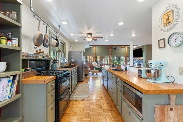 EUREKA SPRINGS - Residential Lease