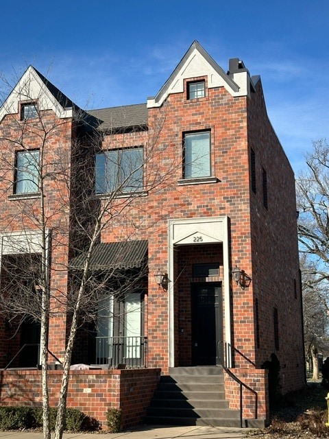 Beautiful townhome, completely furnished in the heart of downtown Bentonville. Walk to shops, visit with friends, relax on your private patio with a cozy gas fire pit. Large living space with high ceilings, loft dining room is open to living area for great entertaining. Great kitchen, granite counter tops, gas range and walk in pantry. There is a sitting area in the primary bedroom. The primary bath has two sinks, walk in shower and large walk in closet. The guest bedroom has an ensuit and a walk in closet.