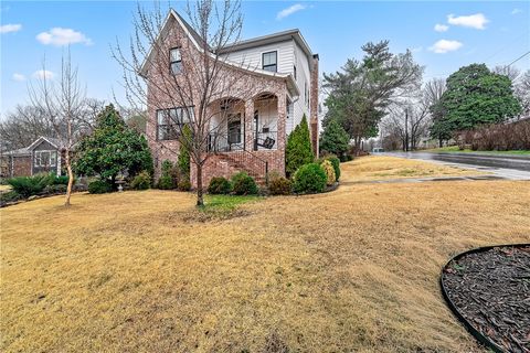 Photo of 402 W Prospect Street, Fayetteville, AR 72701 (MLS # 1338126)