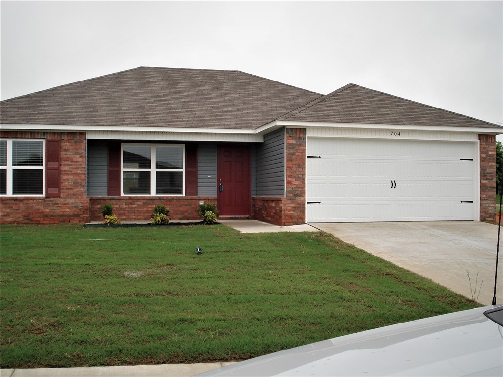 Newer construction home built in 2019 in Silver Meadows Subdivison. Bentonville Schools. Close to Airport and Walmart distribution centers. Open concept living room and kitchen. All appliances included. Master bedroom has walk in closet. Lovely neighborhood with well kept homes!