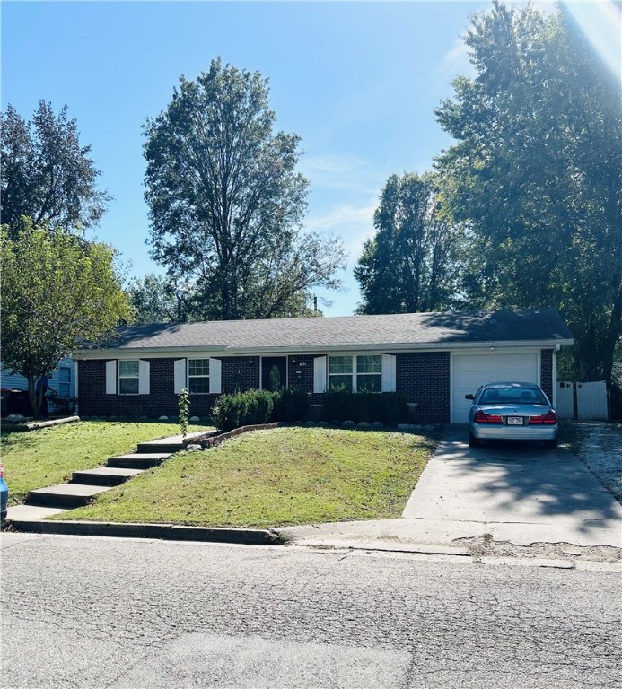 Priced to sell. Well maintained three bedroom home with one and a half bathrooms. Great location, in the heart of Springdale, close to schools and shopping centers. Easy access to interstate. Enjoy a spacious back yard.