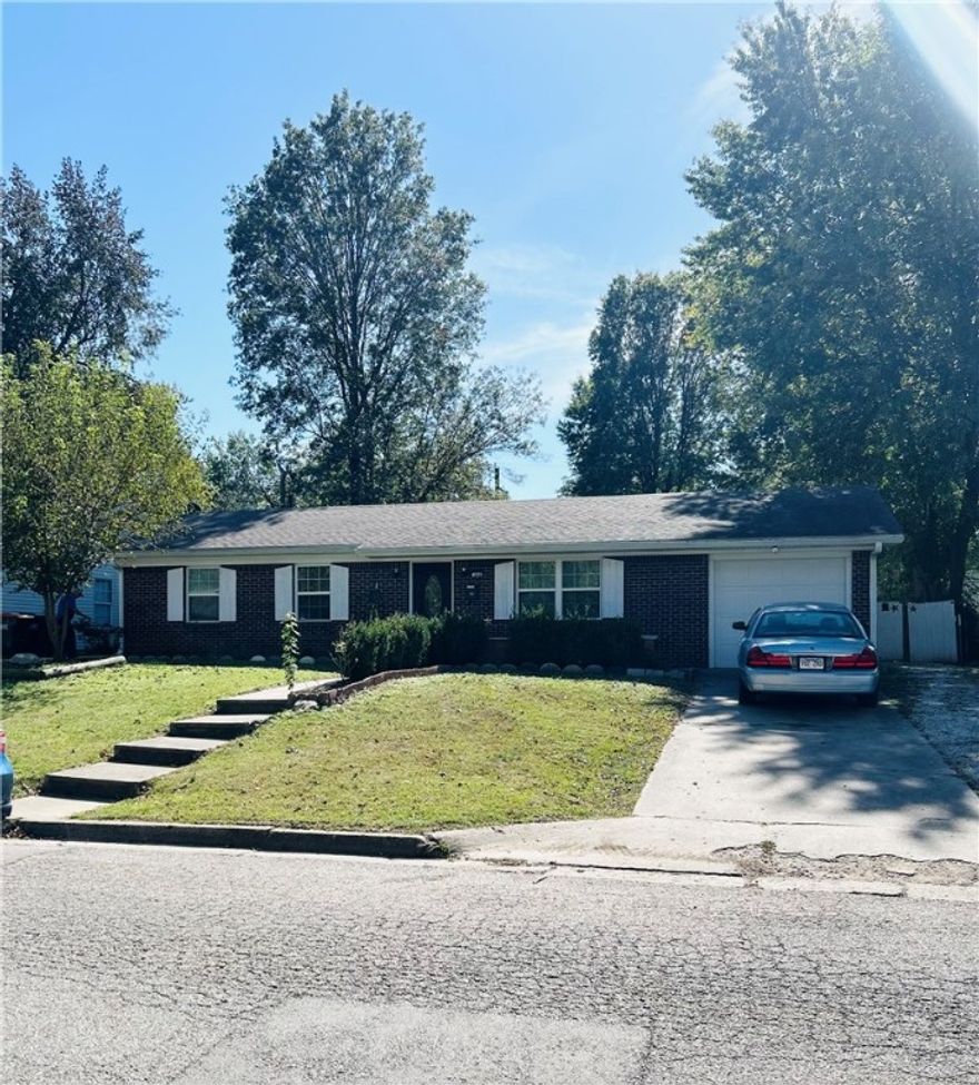 Priced to sell. Well maintained three bedroom home with one and a half bathrooms. Great location, in the heart of Springdale, close to schools and shopping centers. Easy access to interstate. Enjoy a spacious back yard.