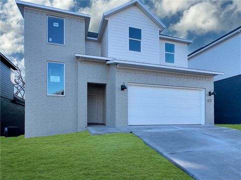 Photo of 1810 E Fiji Street, Fayetteville, AR 72701 (MLS # 1334760)