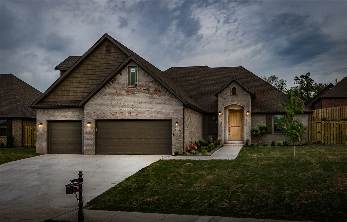 Fantastic NEW construction home in Tamarron subdivision in Centerton. Located in Bentonville school district, just minutes from the new Bentonville West High School. 4 Bedrooms(4th optional office/library) on main floor with a spacious Bonus Room/Bedroom on second level. Two full baths on main level and one full bath upstairs. Great living room, open kitchen, and eat in kitchen-wonderful space for family and for entertaining. Includes 3" granite, 2" faux blinds, gutters, and privacy fence. Builder incentives offered!