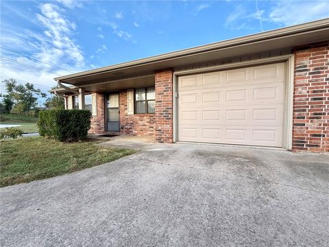 Photo of 2613 W Oak Street, Rogers, AR 72756 (MLS # 1325841)