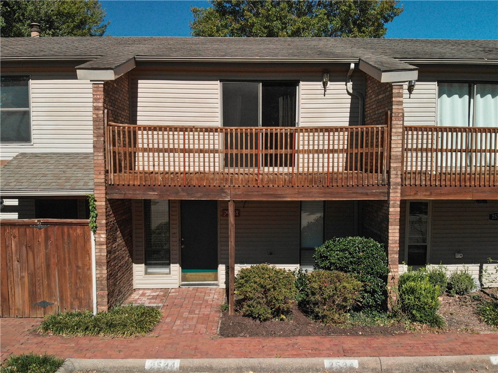 Welcome to Paradise, Paradise Golf Course in the backyard and the NWA Greenway in the front yard. Located minutes from Butterfield Elementary, NWA Mall, I49, and much more. Step out the front door and walk or bike the NWA Greenway to any location. POA manages lawn and exterior. Sought after family friendly neighborhood. Neighborhood Park and tennis court just steps away. Feel like your on vacation everyday with easy condo loving.