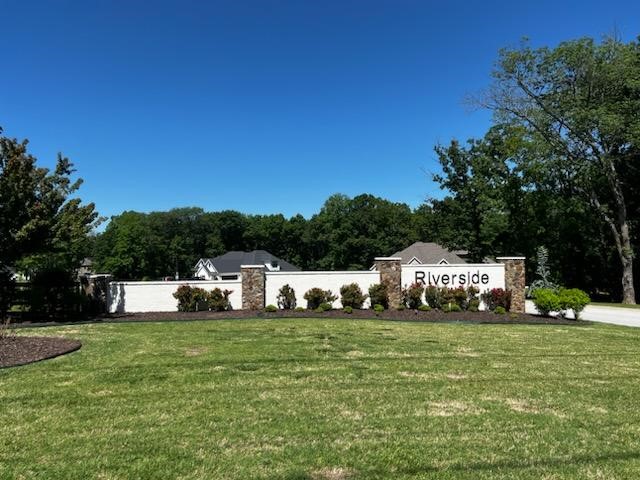 Experience the perfect blend of privacy and natural beauty on this stunning 2.21-acre property in the prestigious Riverside Estates community of Goshen, Arkansas. This is your opportunity to own a serene retreat in one of the area’s most sought-after neighborhoods — perched on a scenic cliff overlooking the White River and the rolling Ozark Mountains. This rare, expansive, and remarkably level parcel is ready for you to build the home of your dreams. Whether you're planning a full-time residence or a private retreat, this level and build-ready parcel offers a unique opportunity to bring your vision to life. Year round view of the White River.