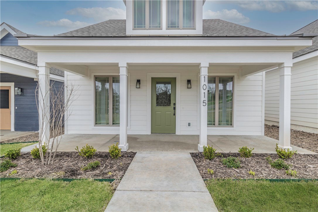 Experience the perfect blend of small-town charm and vibrant living in Bentonville. Just a mile from the stunning Crystal Bridges and two miles from the lively Bentonville Square, Hawthorne Heights places you right at the heart of it all. Step outside and explore the scenic Greenway, or relax within the community amenities: take a dip in the heated pool, challenge friends to a game of pickleball, or unwind at the bark park with your furry companion. The billiards room and fitness space ensure you have everything you need for leisure and wellness. Life at Hawthorne Heights offers a peaceful retreat without sacrificing access to all that Bentonville has to offer! For a limited time, get 1/2 off the 1st 3 months (with a 13 month lease) and a discount of $210.00 off your application fees.