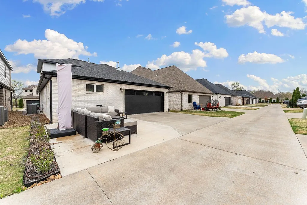 Rogers, Arkansas 72758, United States, 3 Bedrooms Bedrooms, ,3 BathroomsBathrooms,Residential,Active,101915