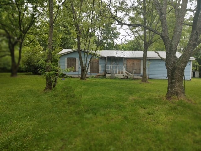 HIGHEST AND BEST OFFER DUE BY 9:00 A.M. ON MONDAY, JUNE 9TH. PROFF OF FUNDS OR PRE-QUAL LETTER MUST BE SUBMITTED WITH OFFER. Three bedroom two bath home on 1.03 acres. Over 1,700 sq ft. Metal roof. Huntsville in the Ozark Mtns is known for it's outdoor recreation and scenic beauty.
