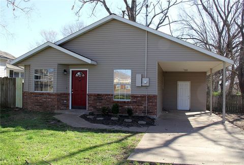 Photo of 917 N Britt Street, Siloam Springs, AR 72761 (MLS # 1339973)