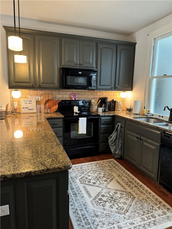 ⢠Fantastic location off of the Fayetteville Square
⢠Within walking distance of popular shopping and
dining, Fayetteville Farmerās Market, Dickson
entertainment district, and the University of Arkansas
⢠The space features beautiful wooden floors, neutral
color palette, and red brick detail
⢠Layout includes an updated kitchen, one bedroom,
open dining/living room, and stacked washer/dryer
unit