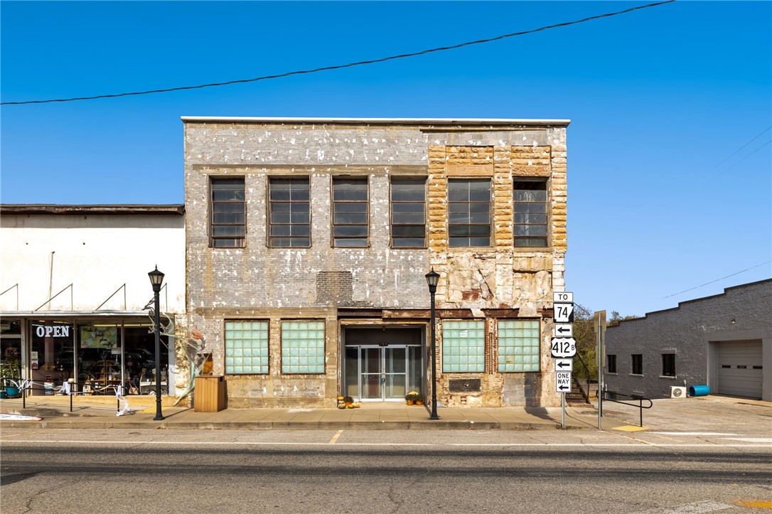 Historic downtown Huntsville building, on .41 acres, with several improvements. Imagine this fresh inviting environment, whether you're renovating or starting from scratch. With vast open spaces, you can tailor the layout to suit your needs. This is a prime location. Don't miss out on this opportunity. Directions: From 412, slight left onto Main St, sharp Left onto War Eagle, building on Right. This property qualifies for State and Federal Historic Tax Credits.