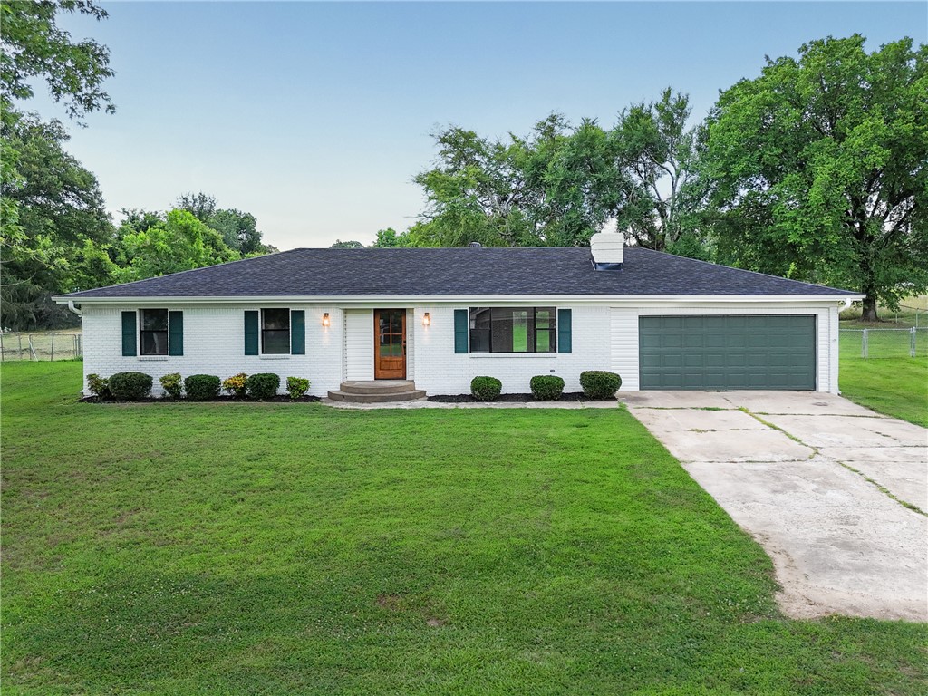 Photo 1 of 22 — 1 Lakeview Circle, Clarksville, AR 72830