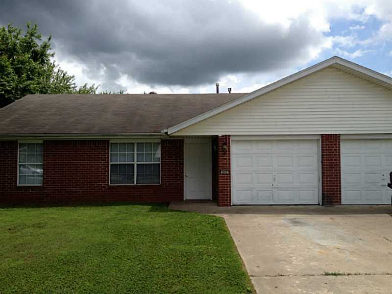 WELL MAINTAINED DUPLEX IN QUIET NEIGHBORHOOD. OPEN FLOOR PLAN NEAR SCHOOLS, SHOPPING, AND CITY PARKS. JUST 2 MILES TO BEAVER LAKE.