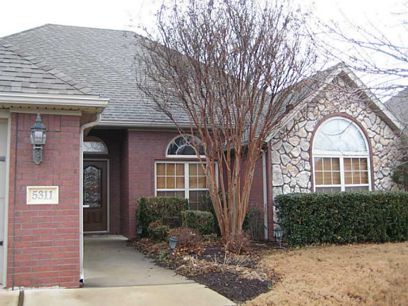 VERY NICE HOUSE IN HEARTH STONE SUB! 3 BED, 2 BATH W/ LIVING AREAS. 2 CAR GARAGE. HUGE MASTER WALK-IN. "STAR-ON" SOLID SURFACE COUNTERTOPS.