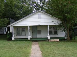 This 3 Bedroom 1 bath home in the heart of Ozark is close to schools and shopping. It sets on .51 acres with a detached garage and a shed in the back yard. With large trees for shade in the summer. Hardwood floors and a open floor plan.