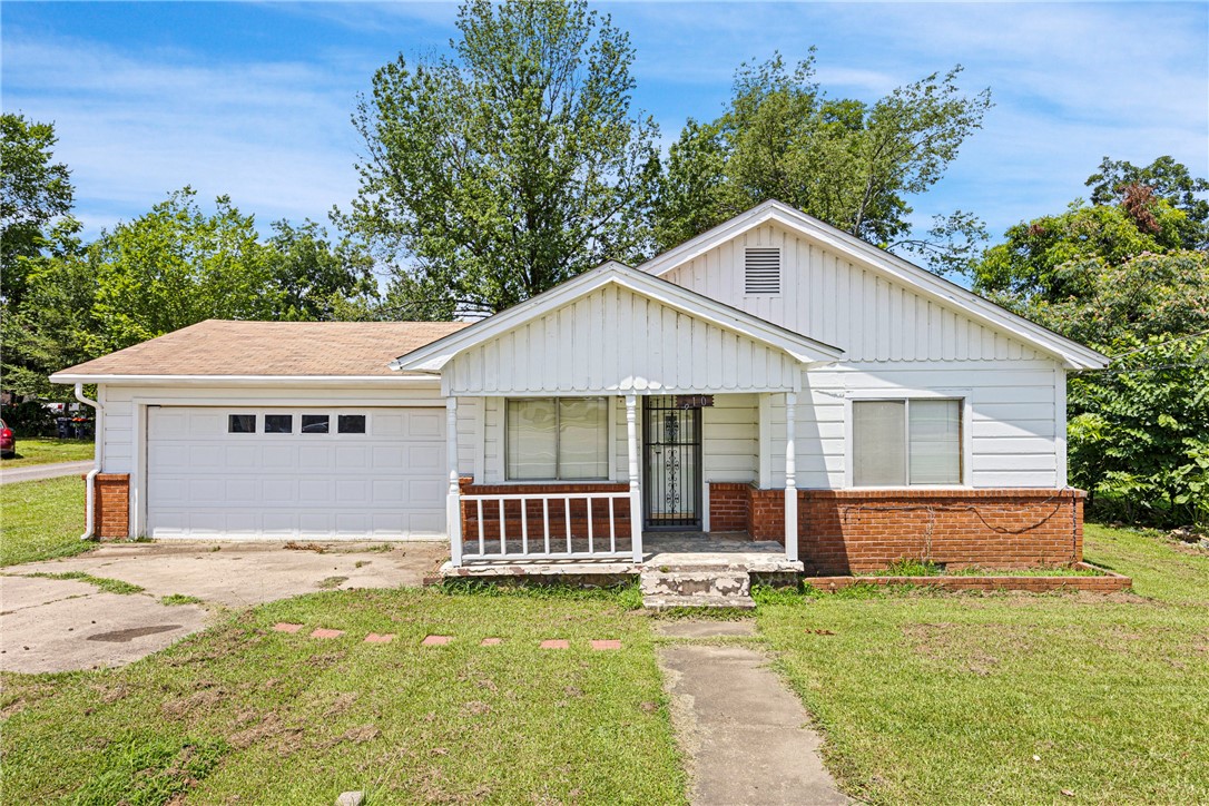 Investor Special or First-Time Buyer Opportunity in Russellville ā C-2 Zoning!
Explore the possibilities with this versatile property located at 610 S Knoxville Ave, Russellville, AR 72801. This 2-bedroom, 1-bath home offers 808 square feet of potential and is packed with upside for real estate investors, first-time homebuyers, or even small business owners thanks to its C-2 zoning.
Built in 1948, this home features an attached garage, sits inside the city limits, and is conveniently located just minutes from downtown Russellville, Arkansas Tech University, shopping, dining, and local employers. Unlike many properties in the area, it's not in a subdivision, giving you more freedom and fewer restrictions.
The C-2 zoning allows for a variety of commercial and residential usesāideal for someone looking to live and work in one place, or turn it into a rental, office, or retail space with the right updates. While the home does need some work, the potential is undeniable!
