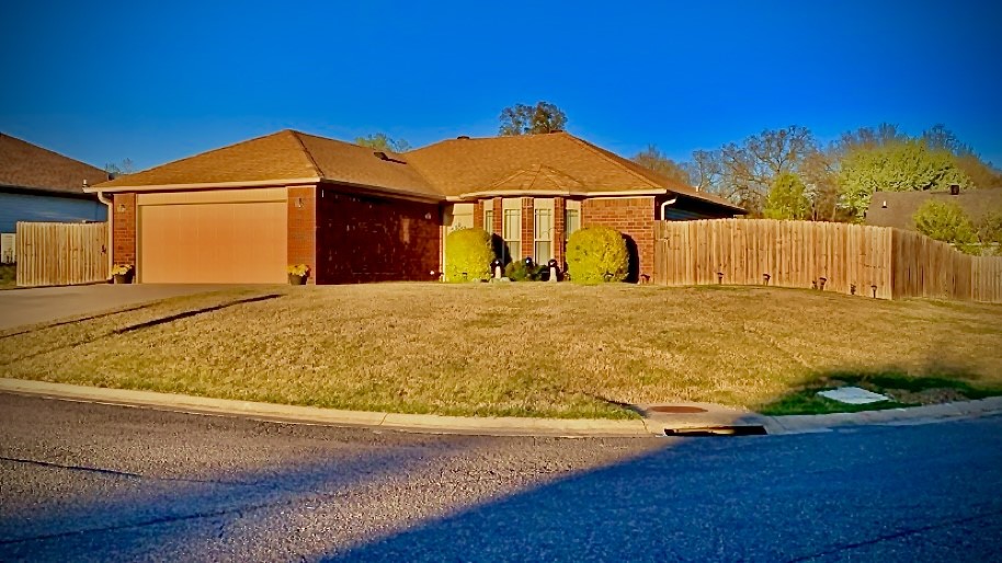 Better than New! Exceptionally well maintained home on oversized corner lot! This home has a spacious primary suite, with split floor plan. Offering 3BR/2BA, open concept kitchen with eat in dining, and large laundry area with pantry area. Relax and enjoy your oversized corner lot...complete with oversized patio and wood privacy fence creating your own private oasis! Close to city park, Mt Nebo State park, walking/bike trails in desirable Willow Creek Subdivision.