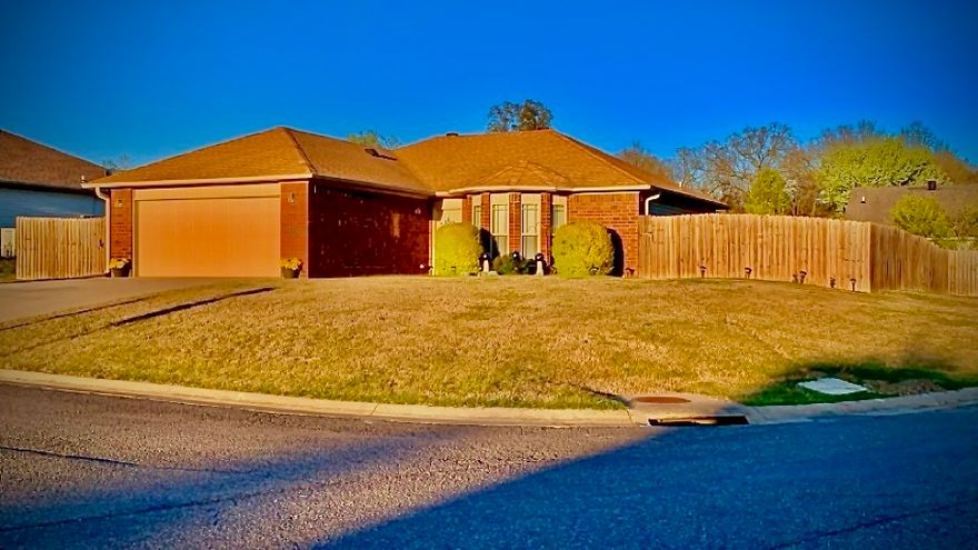 Better than New! Exceptionally well maintained home on oversized corner lot! This home has a spacious primary suite, with split floor plan. Offering 3BR/2BA, open concept kitchen with eat in dining, and large laundry area with pantry area. Relax and enjoy your oversized corner lot...complete with oversized patio and wood privacy fence creating your own private oasis! Close to city park, Mt Nebo State park, walking/bike trails in desirable Willow Creek Subdivision.