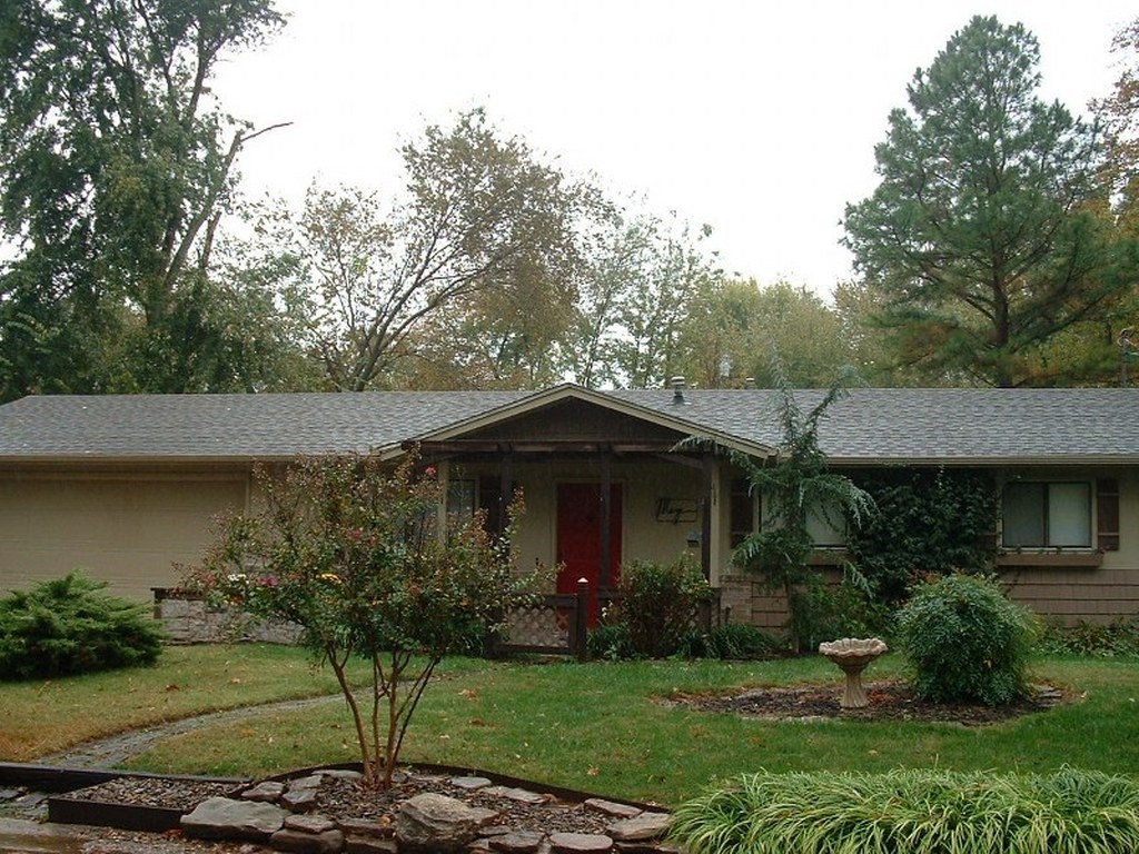 Freshly painted and ready for your buyer. Nice 3BR,1.5 BA with a large 2 car garage. Great for first time home buyer or investment property. Easy to show