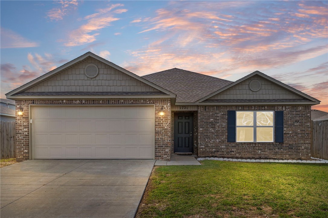 Say goodbye to outrageous electric bills and hello to savings with your own solar system ā all while living in the award-winning Bentonville School District, one of the best in the nation!
This move-in-ready 3-bed, 2-bath home blends style, comfort, and efficiency. Step inside to vaulted ceilings that create an airy feel through the living room, hallway, and kitchen. The heart of the home shines with 3cm granite countertops, stainless steel appliances, staggered cabinets, LED can lighting, and a reverse osmosis water filter. Retreat to the spa-like master bath with a jetted tub, stand-alone shower, marble counters, and comfort-height toilets.
Fresh paint, luxury vinyl flooring, smart thermostat, and a water softener add modern convenience. Outside, enjoy a privacy-fenced backyard, storage shed, and quick access to the dog park and future community center. Perfect for first-time buyers, families, or Airbnb investors seeking energy savings + location!