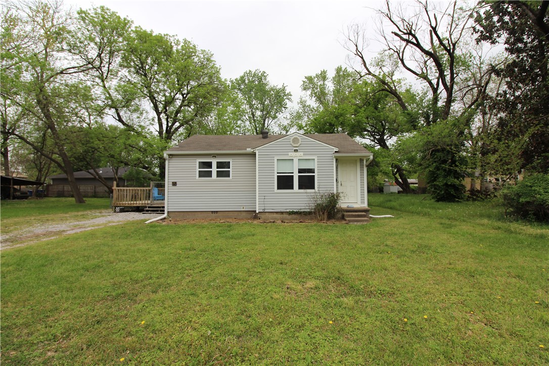 A cute 2 bedroom, 2 bath home just minutes from downtown bentonville. Walk to shop/ eat/ ride bikes.
Vinyl plank through out, stainless steel appliances + W & D included. Patio off the side, chained link fence in the back. No pets!