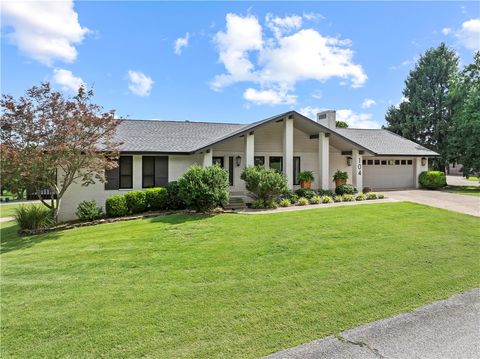 Photo of 104 W Watts Street, Harrison, AR 72601 (MLS # 1354268)