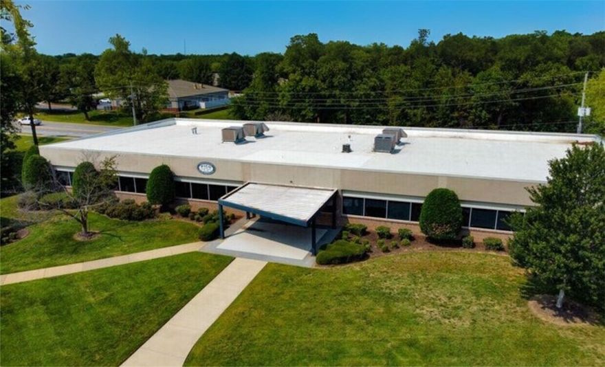 Prime Bentonville location.
Directly off Interstate 49 with high visibility & easy access.
Only 2 miles from the new Walmart Home Office campus.

Custom finishes.
Customize your space at the on-site design center: choose your own flooring, paint colors, countertops, & ceiling grid.

Office park amenities.
Trailhead and walking paths.
24/7 fitness center.
Stepping Stones Children’s Academy (on-site daycare).
River Grill (onsite dining).
Local summer food trucks.