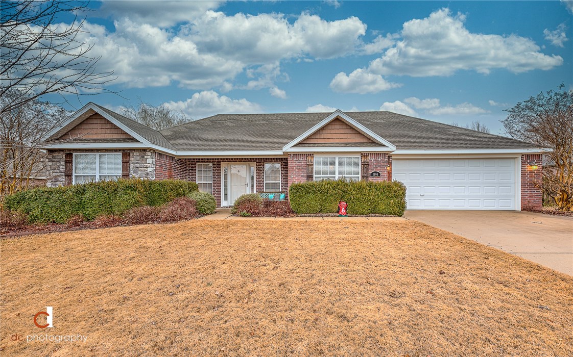 Adorable, Single level 3 bed/2 bath home in Bellwood Subdivision. Features include open floor plan, large open living room with gas fireplace, formal dining, spacious kitchen & breakfast area that over-looks deck & landscaped backyard (spring blooms will be a nice surprise to the new homeowner!) Split floor plan. Large master suite w/trey ceilings, WIC & garden tub. Located close to the U of A, I-49, shopping & more!