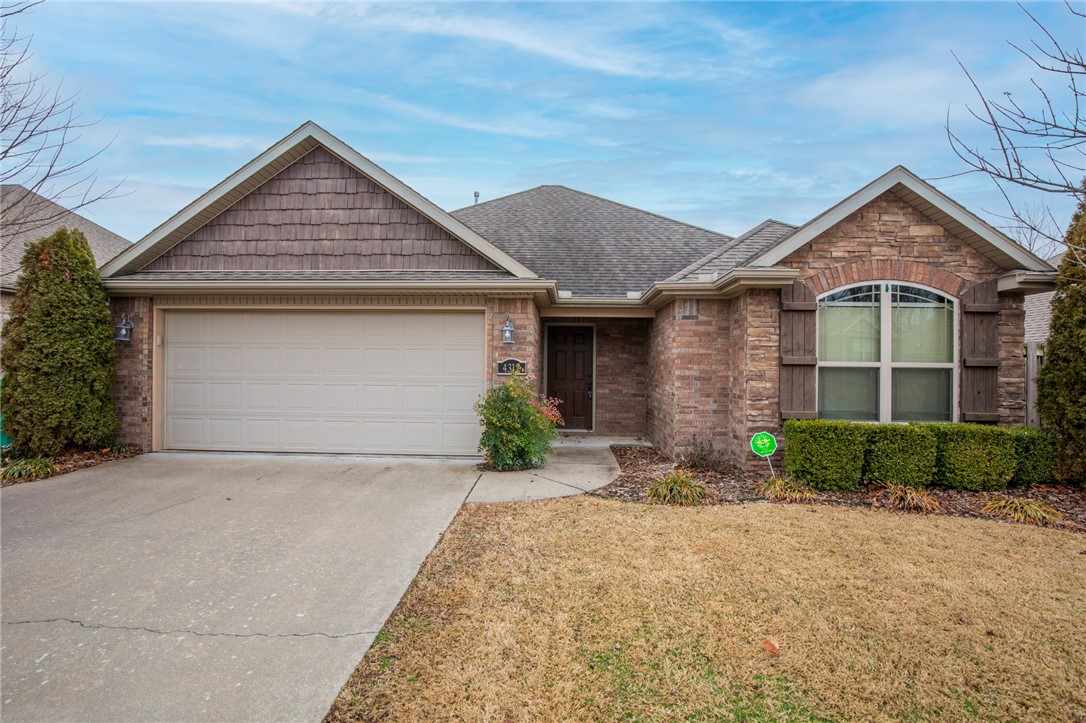 Great home in Rogers close to everything. This 3 bedroom 2 bath home features granite counters and
stainless appliances in kitchen. Crown molding, Gas fireplace and vinyl plank wood style flooring in living
room and master bedroom. Master features large walk in closet and double sinks, all in one tub/shower
with jetted tub. Covered patio with fenced yard