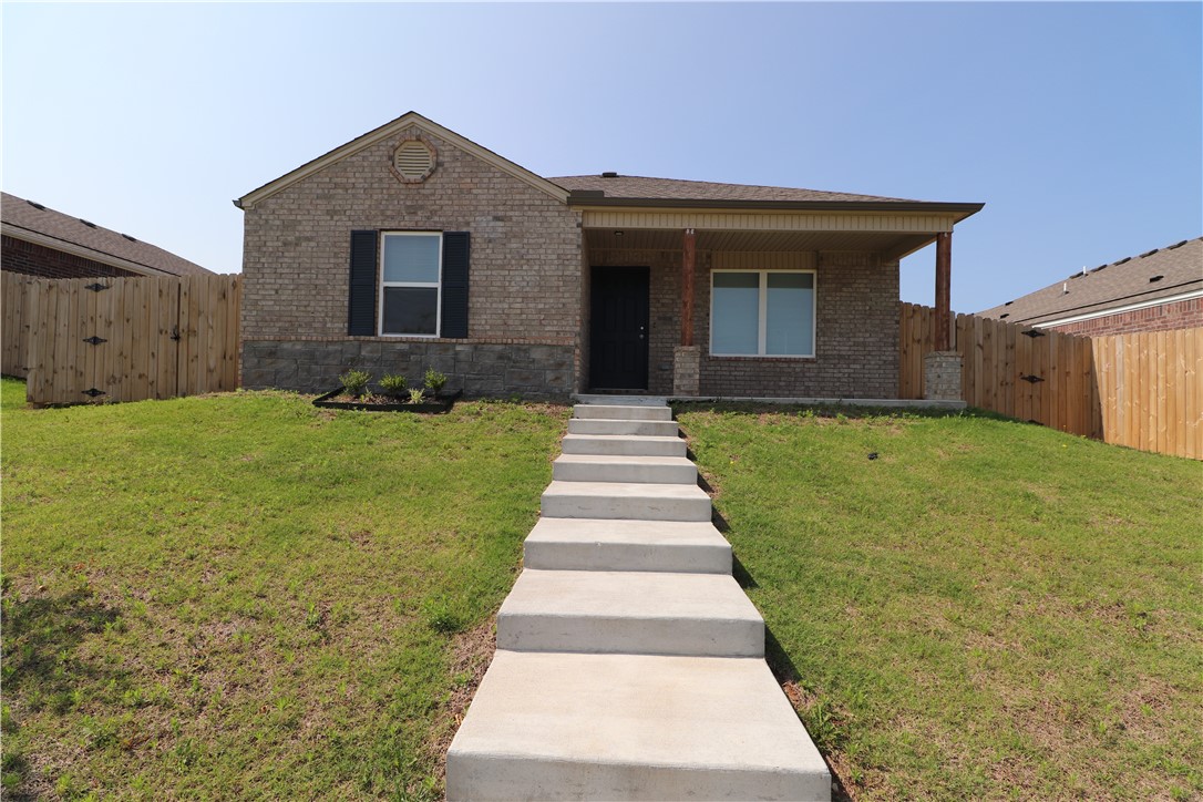1,310+/- SQ FT 2024 built new Construction 3 bed 2 bath with privacy fenced backyard and stainless steel appliances