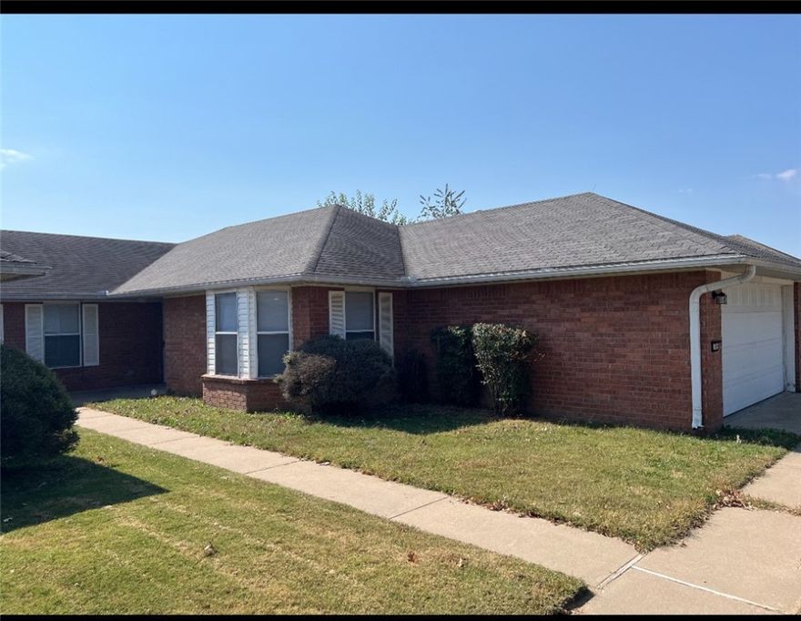 Super clean 3 bedroom 2 bath duplex convenient to schools, shopping and downtown Springdale. Large spacious rooms. Great price.