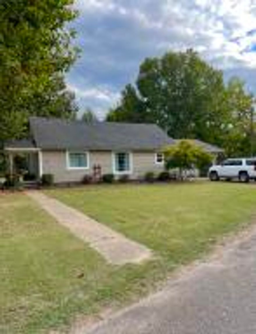 This charming cottage home is a must see!  This home is a 2bedroom/1bath. Rock patio with a spacious fenced-in backyard. Don't miss out on this home.