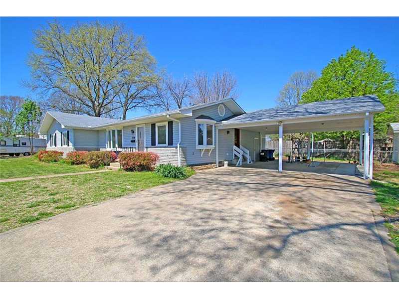 LARGE LOT WITH GREAT CUL-DE-SAC LOCATION, 5 BR, 2 BATH, SUNROOM, OFFICE, REAL WOOD BURNING FIREPLACE, NEW CARPET, LARGE WORKSHOP. QUIET NEIGHBORHOOD & GREAT LOCATION CLOSE TO SCHOOLS & DOWNTOWN BENTONVILLE.