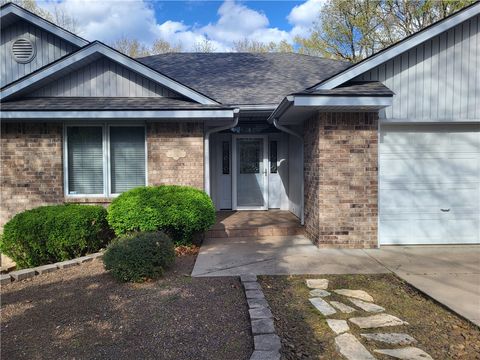 Single Family Residence in Bella Vista AR 6 Tisbury Lane 1.jpg