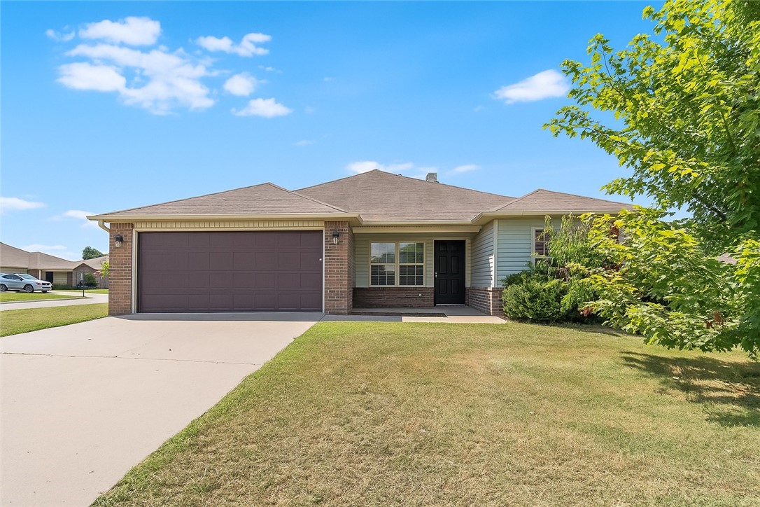 Check out this charming home in a popular neighborhood! The kitchen comes equipped with a pantry, dishwasher, and microwave to make cooking a breeze. With a split floor plan, youāll enjoy added privacy, and the primary bedroom features a spacious walk-in closet. Out back, the fully fenced yard is perfect for relaxing or entertaining guests. Donāt miss your chanceābook a tour today!