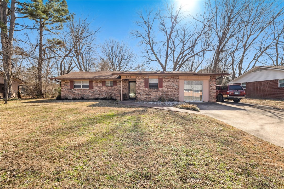 Amazing location near shopping, dining, schools, I49, University of Arkansas. Low maintenance wonderful home in the heart of Fayetteville. New roof June 2025