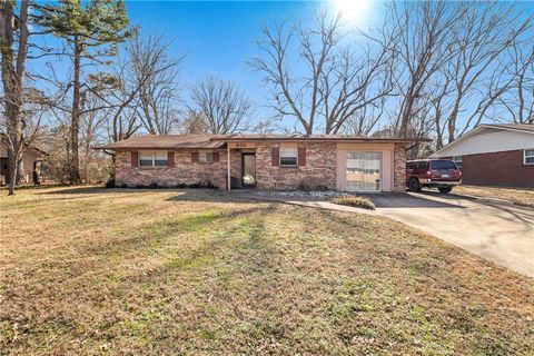 Photo of 901 Bel Air Drive, Fayetteville, AR 72703 (MLS # 1299240)