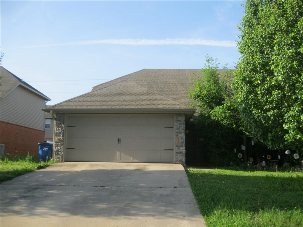 Very nice duplex in the Riverwalk Subdivision. Features include 3 bedrooms, 2 baths. Master downstairs, 2 bedrooms upstairs. Granite Counters in kitchen. 2 car garage.