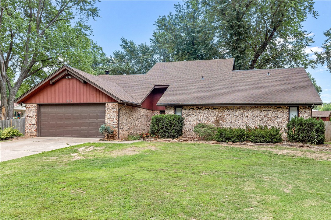 Fantastic location within minutes of the Promenade, Razorback Greenway, Rogers Aquatic Center, Mercy Medical Center, I-49 and Pinnacle Hills Promenade This lovely, updated home has 0.46 acres and is on a corner lot and so much room for your imagination. The original layout of the home has been reimagined adding a 4th bedroom and full bathroom upstairs to embrace the concept of open living, ideal for modern families and entertaining. Home has new high efficiency HVAC system in 2021 with 4 ton AC and additional mini split for the upstairs. New Roof in 2020, New Fence in 2019, New tile flooring, and LED lighting throughout. There is a 10x14ā shed that also conveys. The renovations have transformed this property into a haven ideal for those seeking comfort, style, and functionality but easy access to all of NWA.