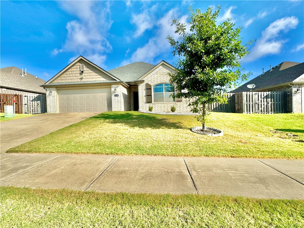 Beautiful 3 bedroom 2 bathroom home in the heart of Centerton. Great location with quick Access to all that Centerton and Bentonville have to offer. Huge backyard and spacious bedrooms.