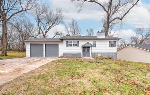 Photo of 1103 NW 10th Street, Bentonville, AR 72712 (MLS # 1330152)