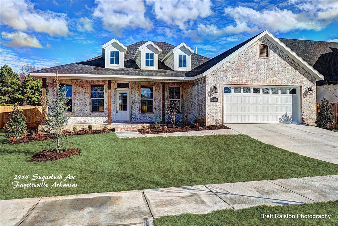 New Craftsman Style Homes built by Riggins Construction. This Beautiful 3 Bedroom, 2 Bath home is complete with crown molding, hand scraped hardwood flooring, granite counters, SS appliances, low E-windows, Sod & Landscape Pkg. Riverwalk Subdivision is complete with Fayetteville walking trails, White River Access, breathtaking views, & neighborhood pool! Limited 1 YEAR Builders Warranty.
