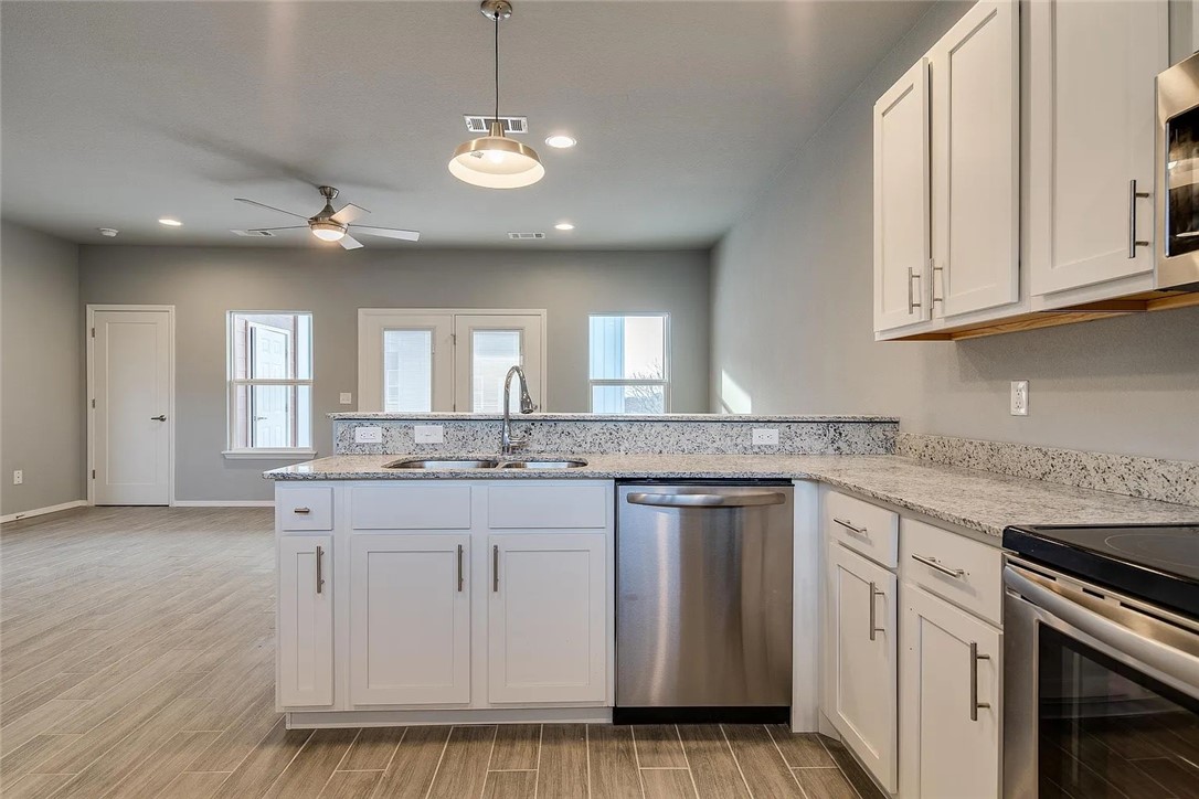 9-16-30 FAYETTEVILLE OUTLOTS - Residential Lease