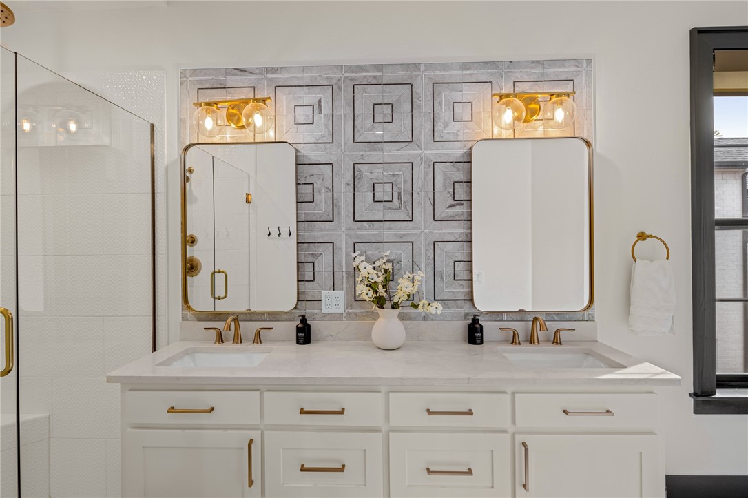 RAILROAD ADD-BENTONVILLE - Residential