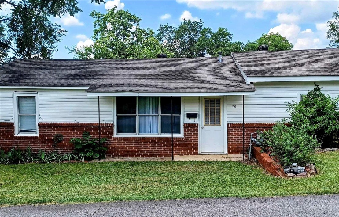 Adorable bungalow in the heart of Morrilton! This charming home is full of character and features fresh updates throughout. Conveniently located near town, itās the perfect mix of cozy charm and modern comfort.